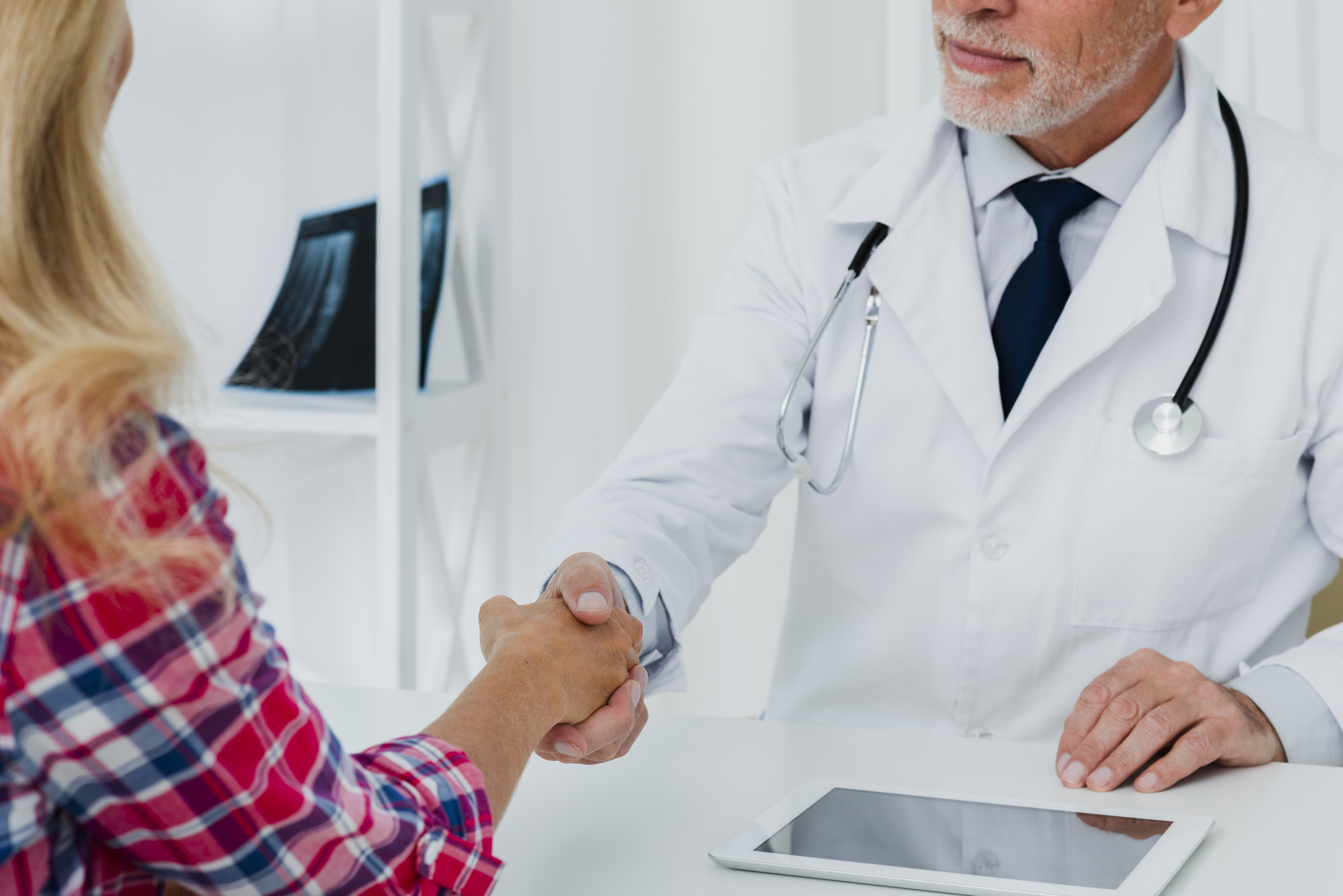 podávanie ruky doktorovi v ambulancia bb